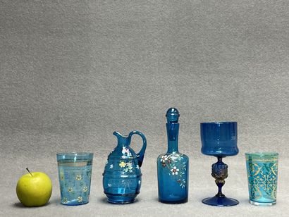 Lot de verreries bleues émaillées
Deux verres,...