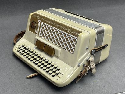 Accordéon chromatique Scandalli, Italie.
40...