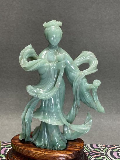 Divinité en jade sculpté, sur socle, en écrin
Chine...