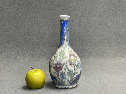 Bouteille en faïence turque, décor persan
H:...