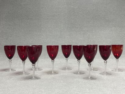 Onze verres à pied rouge. 
H. :18,5 cm.