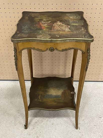 Table de salon à deux plateaux, à beau décor...