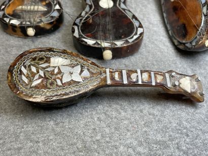 Collection de quatre instruments miniatures...