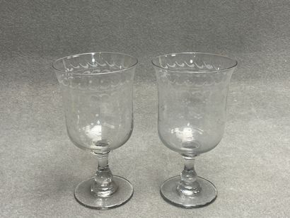 Deux grands verres d'amitié sur piedouche....