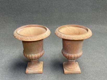 Deux petits vases médicis en terre cuite....