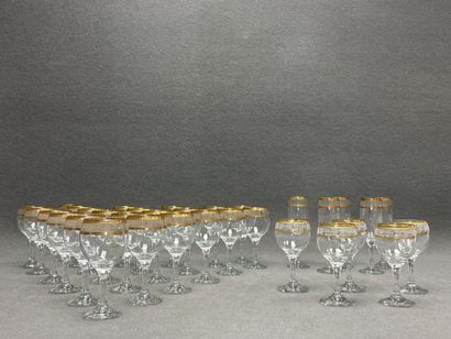 Partie de service de verres à liseré doré....