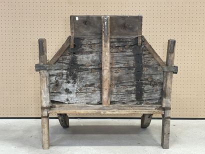 Fauteuil Qatari en bois sculpté. 
80 x 85...