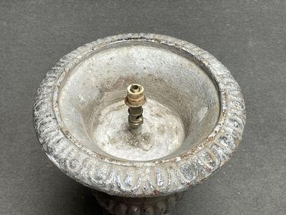 Vase medicis en fonte monté en lampe. 
H....