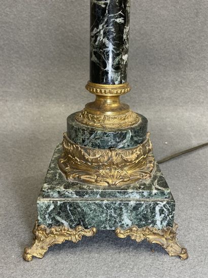 Pied de lampe en marbre et bronze néo-classique.
H:...
