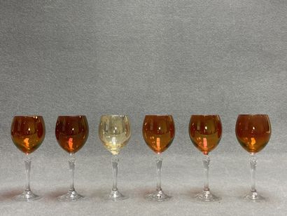 Six verres à pied de couleurs. 
H. :19,5...