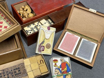 Lot de jeux de cartes, dominos, nain jau...