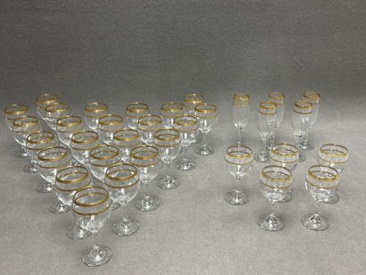 Partie de service de verres à liseré doré....