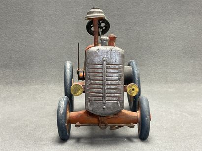Jouet. 
Tracteur en bois peint. 
31 x 46...