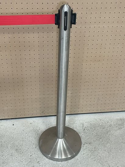 Deux poteaux de guidage en métal chromé avec...