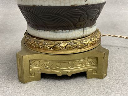 Lampe en porcelaine de Nankin monture bronze....