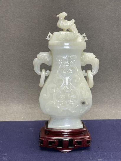 Vase couvert en jade céladon sculpté.sur...
