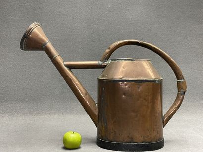 Arrosoir en cuivre XIX°
H. :50 cm. 
défo...