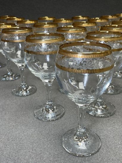 Partie de service de verres à liseré doré....