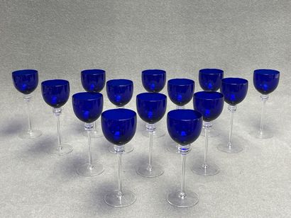 Quatorze verres à pied bleu. 
H. :21 cm.