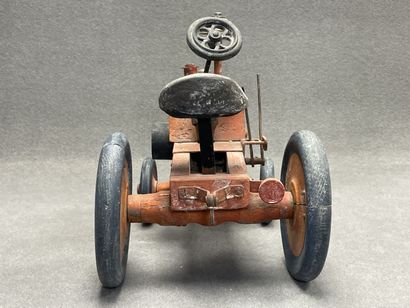 Jouet. 
Tracteur en bois peint. 
31 x 46...