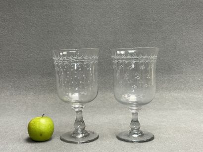 Deux grands verres d'amitié sur piedouche....