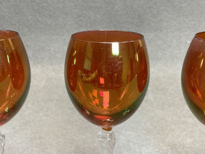Six verres à pied de couleurs. 
H. :19,5...