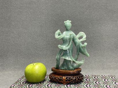 Divinité en jade sculpté, sur socle, en écrin
Chine...
