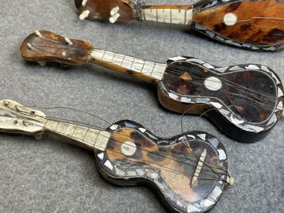 Collection de quatre instruments miniatures...