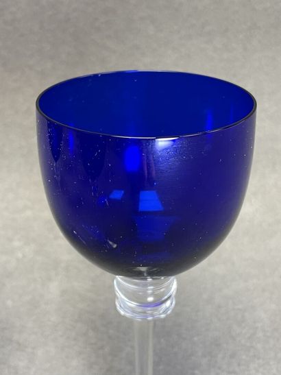 Quatorze verres à pied bleu. 
H. :21 cm.