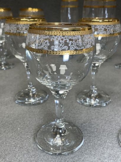 Partie de service de verres à liseré doré....