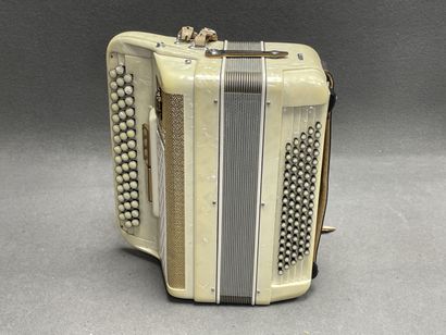Accordéon chromatique Scandalli, Italie.
40...