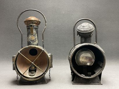 Deux lanterne de cheminots. 
H. :55 cm et...