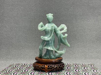Divinité en jade sculpté, sur socle, en écrin
Chine...