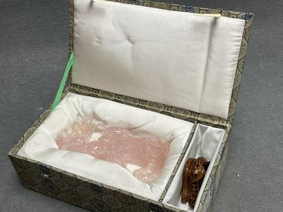 Sculpture en quartz rose: Divinité.
En coffret...