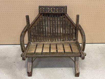 Fauteuil Qatari en bois sculpté. 
80 x 85...