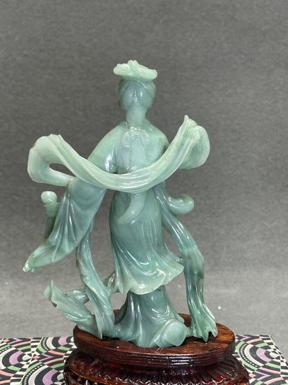 Divinité en jade sculpté, sur socle, en écrin
Chine...
