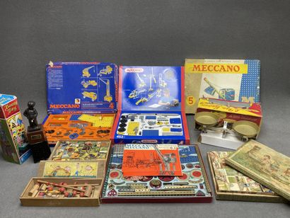 Lot de jouets anciens: 
Trois jeux meccano,...