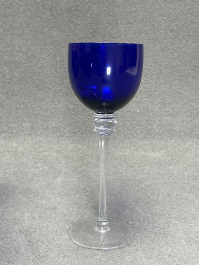 Quatorze verres à pied bleu. 
H. :21 cm.
