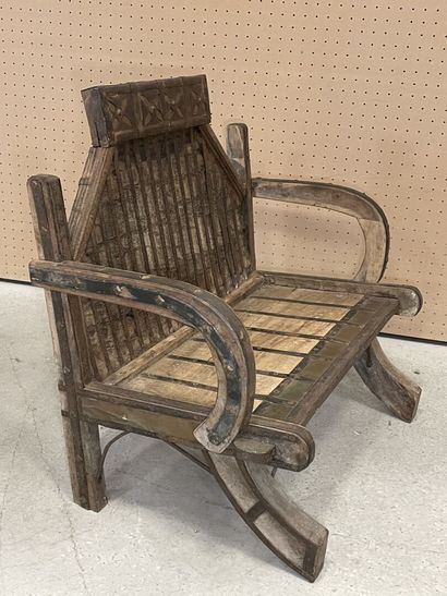 Fauteuil Qatari en bois sculpté. 
80 x 85...