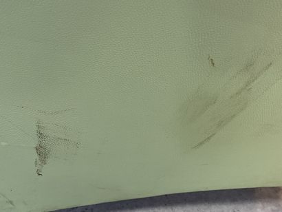 Fauteuil à haut dossier en skai vert 
H....