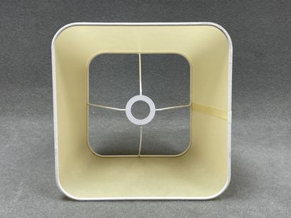 Quatre abat-jour. 
20 x 25 x 25 cm.
