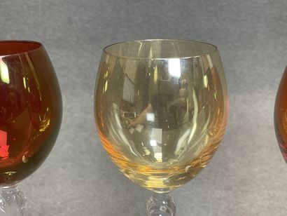 Six verres à pied de couleurs. 
H. :19,5...