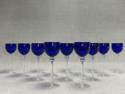 Quatorze verres à pied bleu. 
H. :21 cm.