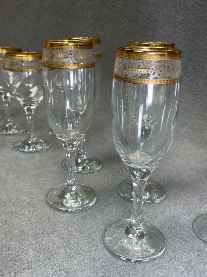 Partie de service de verres à liseré doré....