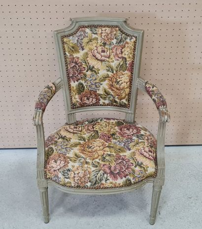 Fauteuil cabriolet en bois sculpté et laqué...