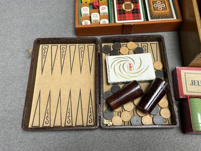Lot de jeux de cartes, dominos, nain jau...