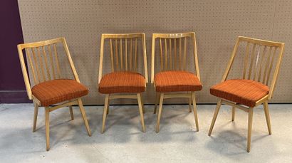 Suite de quatre chaises en bois vernis, assises...