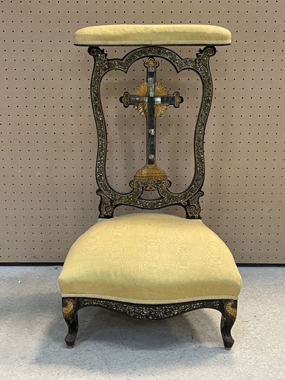 Prie dieu. 
H. :88 cm. 
manque de nacre.