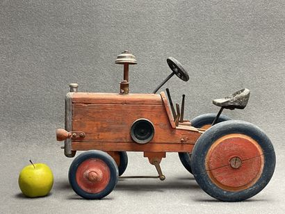 Jouet. 
Tracteur en bois peint. 
31 x 46...