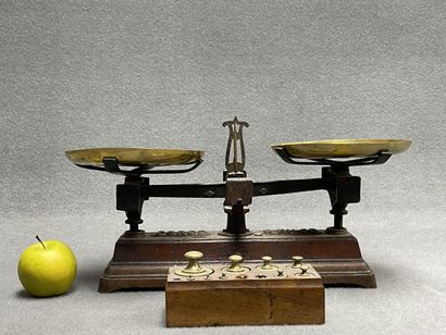 Balance à plateaux et serie de poids.
23...